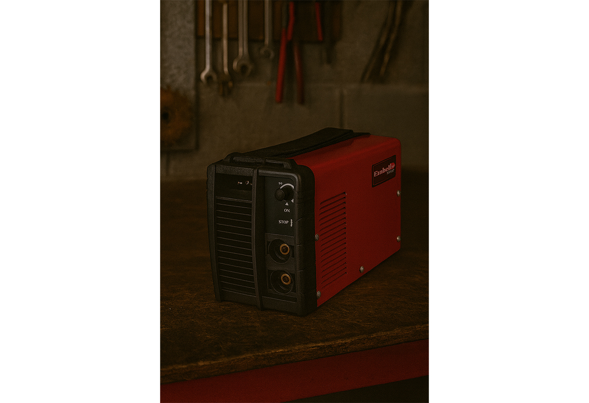 Απεικονίζεται το μηχάνημα ηλεκτροσυγκόλλησης σε εργαστήριο.